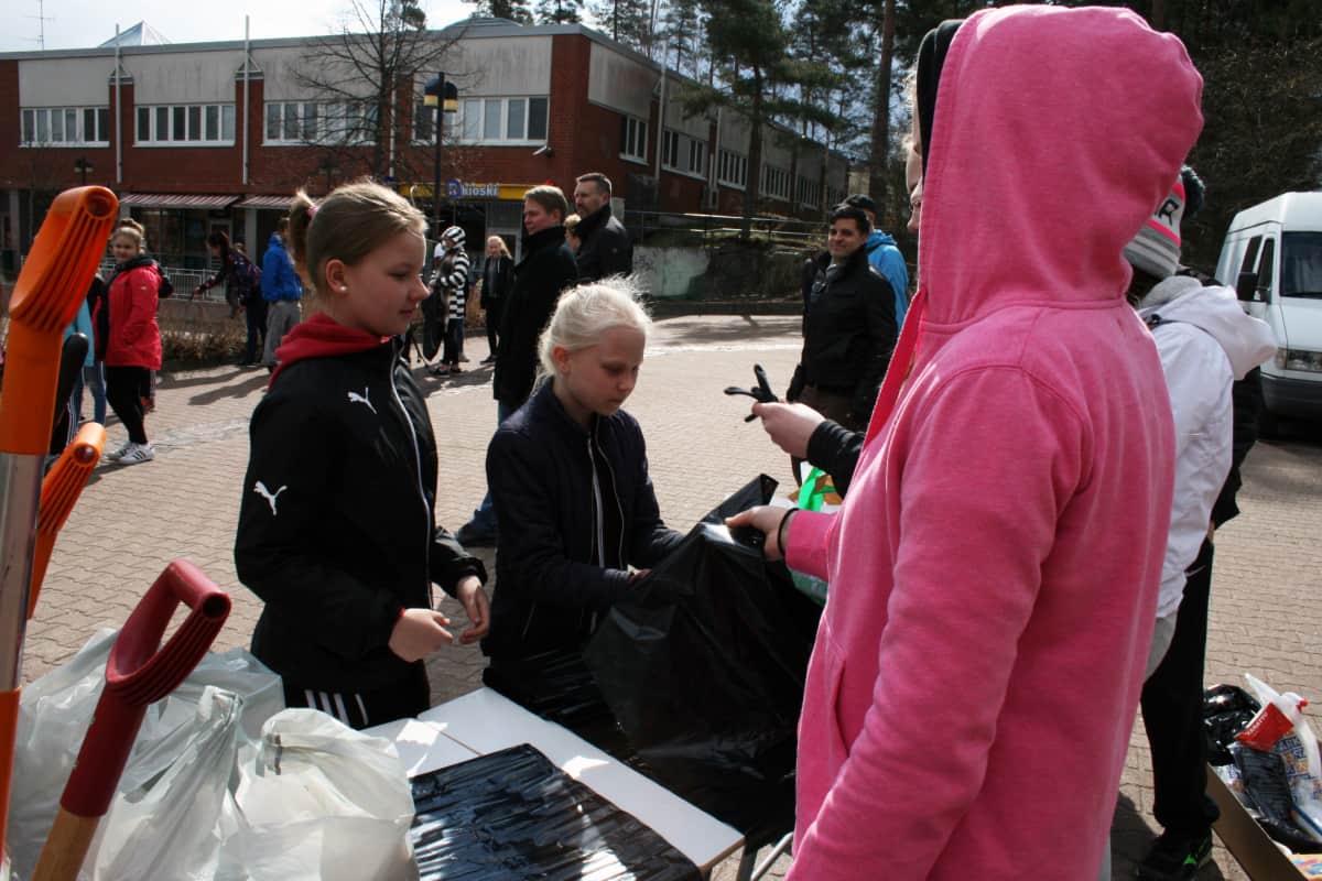 Karhuvuoren koulun oppilaita.