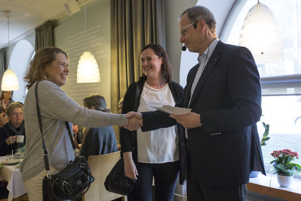 Pikku Kakkosen tuottaja Teija Ryösä ja juontaja-toimittaja Iina Suominen vastaanottivat huomionosoituksen Suomen Punaisen Ristin puheenjohtaja Pertti Torstilalta.