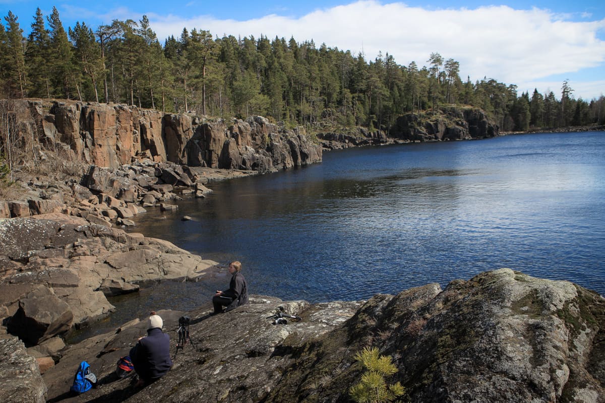 Valamon lounaisrannan pystysuorien kallioiden edestä järvenpohja luisuu jyrkästi alaspäin lahdessa. Ulapan vaahtopäiden kohdalla Laatokka on jo sata metriä syvä.
