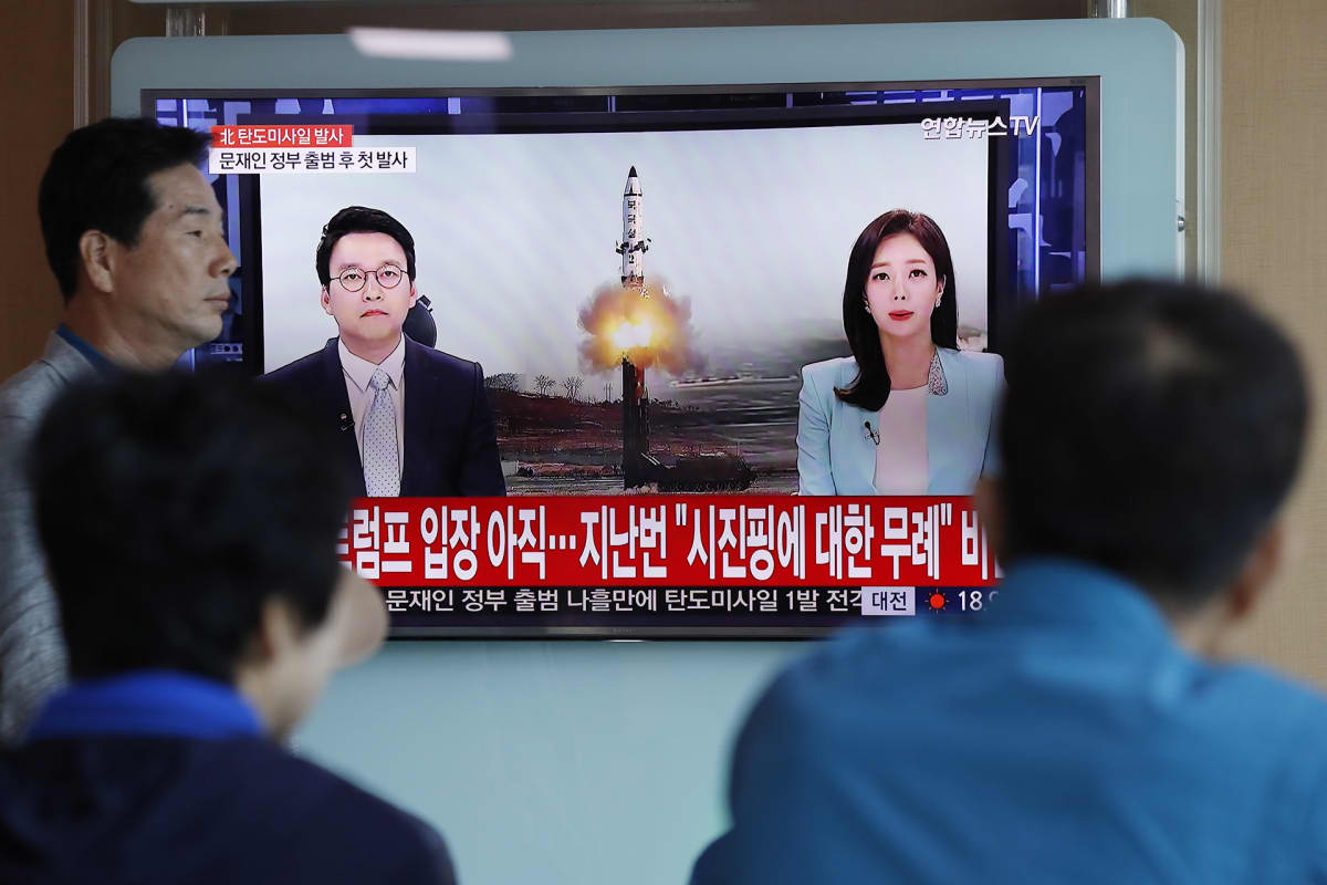 Etelä-Korean televisiosta näytetään Pohjois-Korean ohjuskoetta 14. toukokuuta.