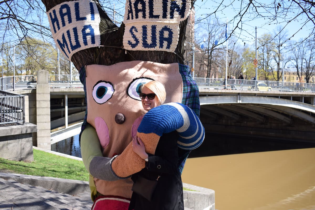 Taidegraffitti halipuun halauksessa oleva ihminen