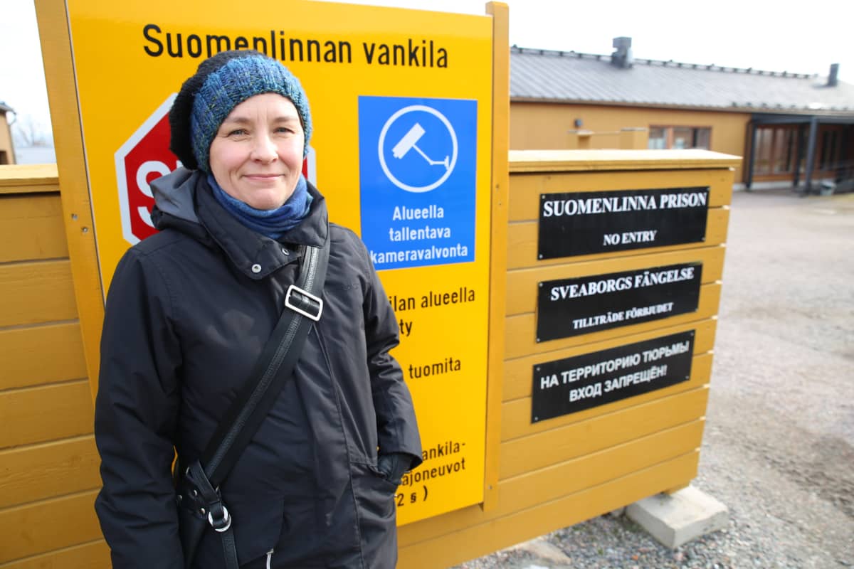 Taittuu ry:n taiteellinen johtaja Hannele Martikainen Suomenlinnan vankilan edustalla