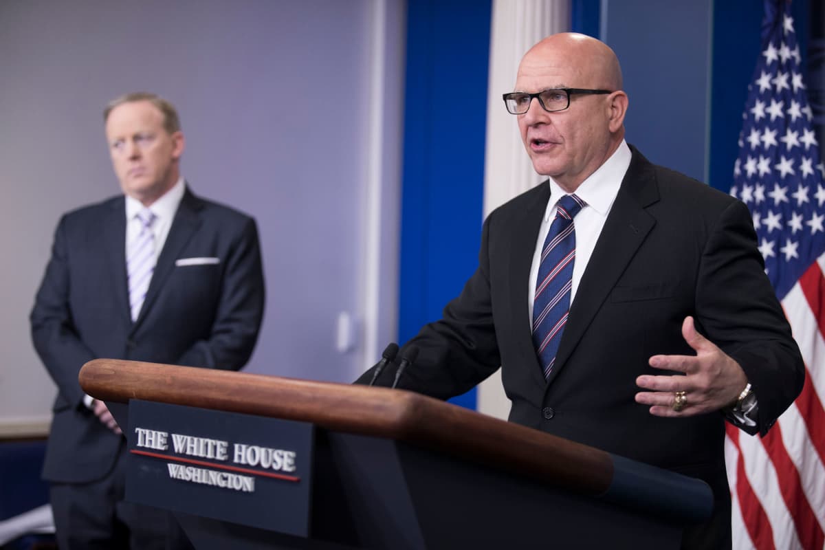 Trumpin turvallisuusneuvonantaja Herbert Raymond McMaster (oikealla) ja lehdistöpäällikkö Sean Spicer ovat joutuneet selittämään tulevaa matkaa perinpohjaisesti yhdysvaltalaiselle medialle.