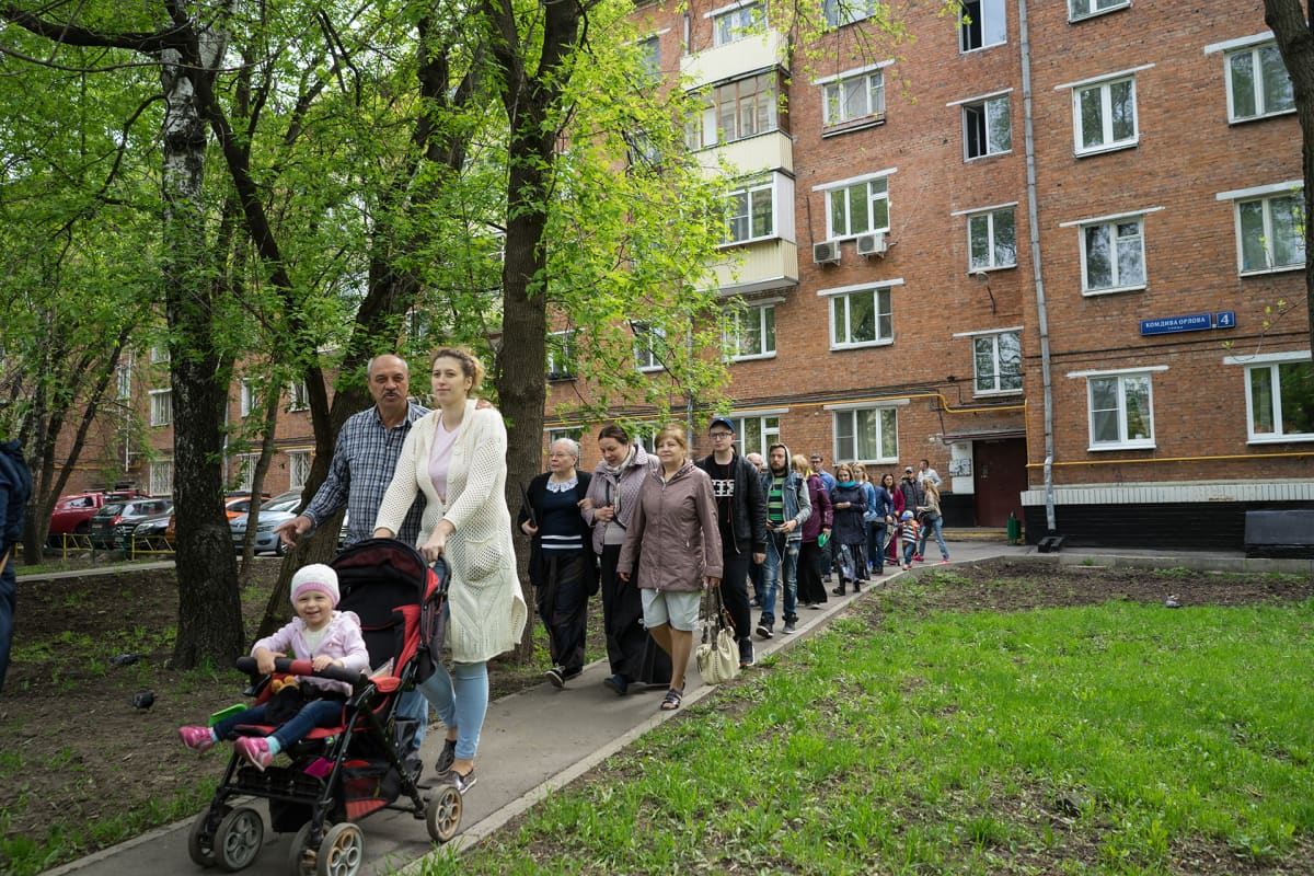 Naapurit menivät yhdessä äänestämään purkua vastaan.