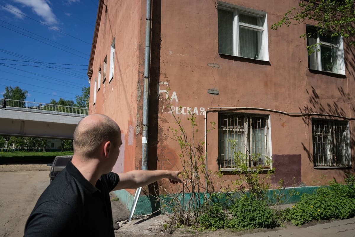 Aleksandr Kuznetsov ei näe mahdollisuutta korjata taloa, jossa asuu. Se on liian huonokuntoinen.