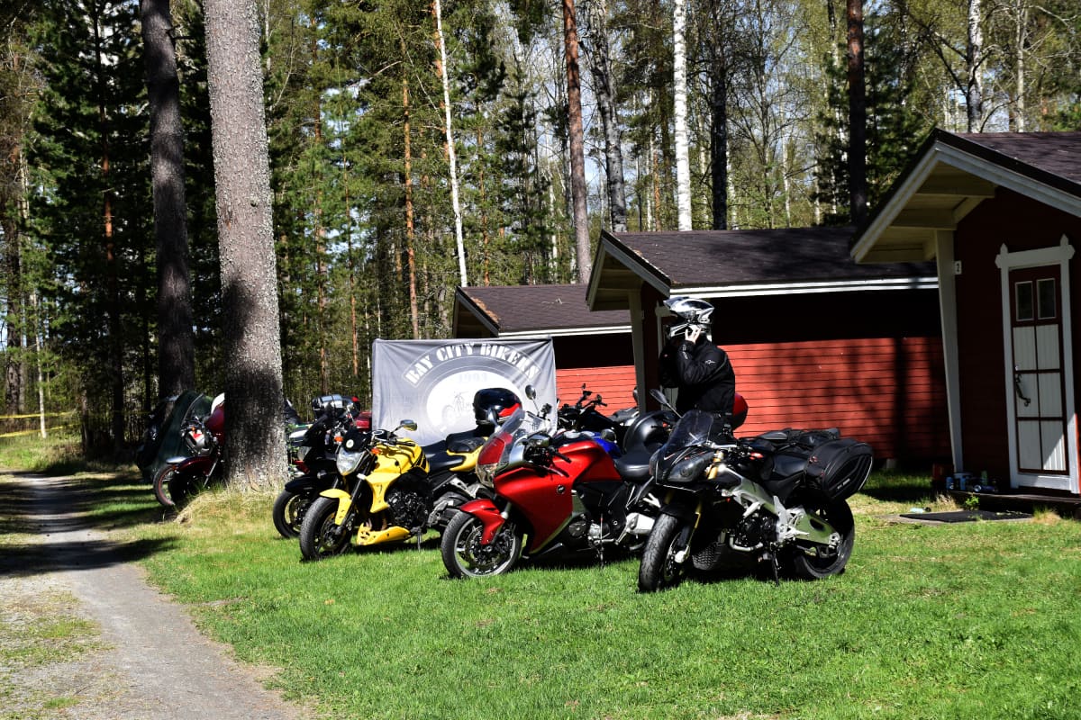 Moottoripyörät leirissä