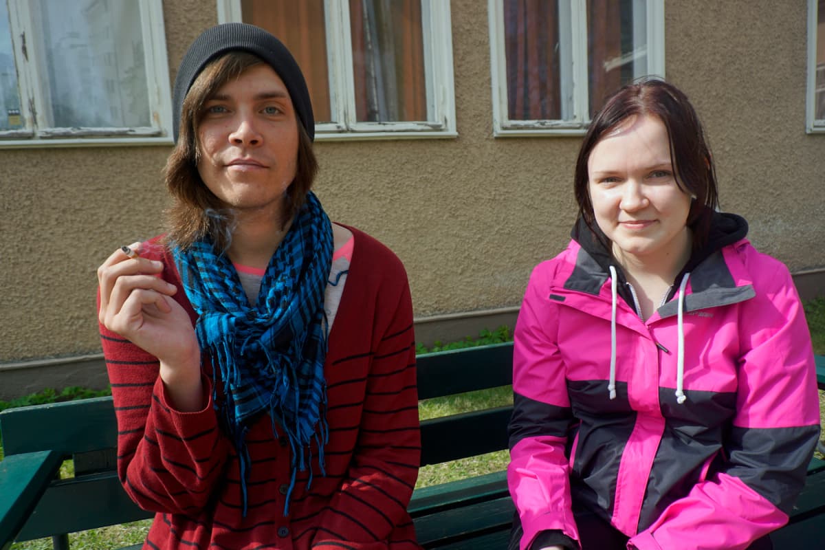 23-vuotias Juuso Ryömä ja 19-vuotias Jeena Rusula kertovat elintarvikejakelusta olevan suuri apu arjessa.