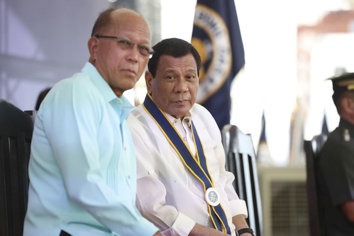 Filippiinien puolustusministeri Delfin Lorenzana (vas.) ja presidentti Rodrigo Duterte (oik.).