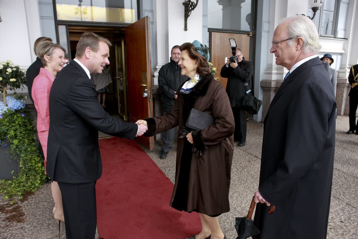 Jan Vapaavuori tervehtii Ruotsin kuningasparia.