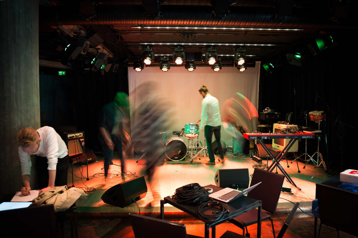 Bändi tekee sound checkiä Muusikkojen Liiton klubilla, G Livelabissa.