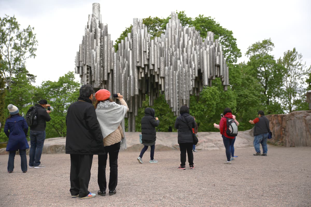 aasialaisia turisteja sibeliusmonumentilla