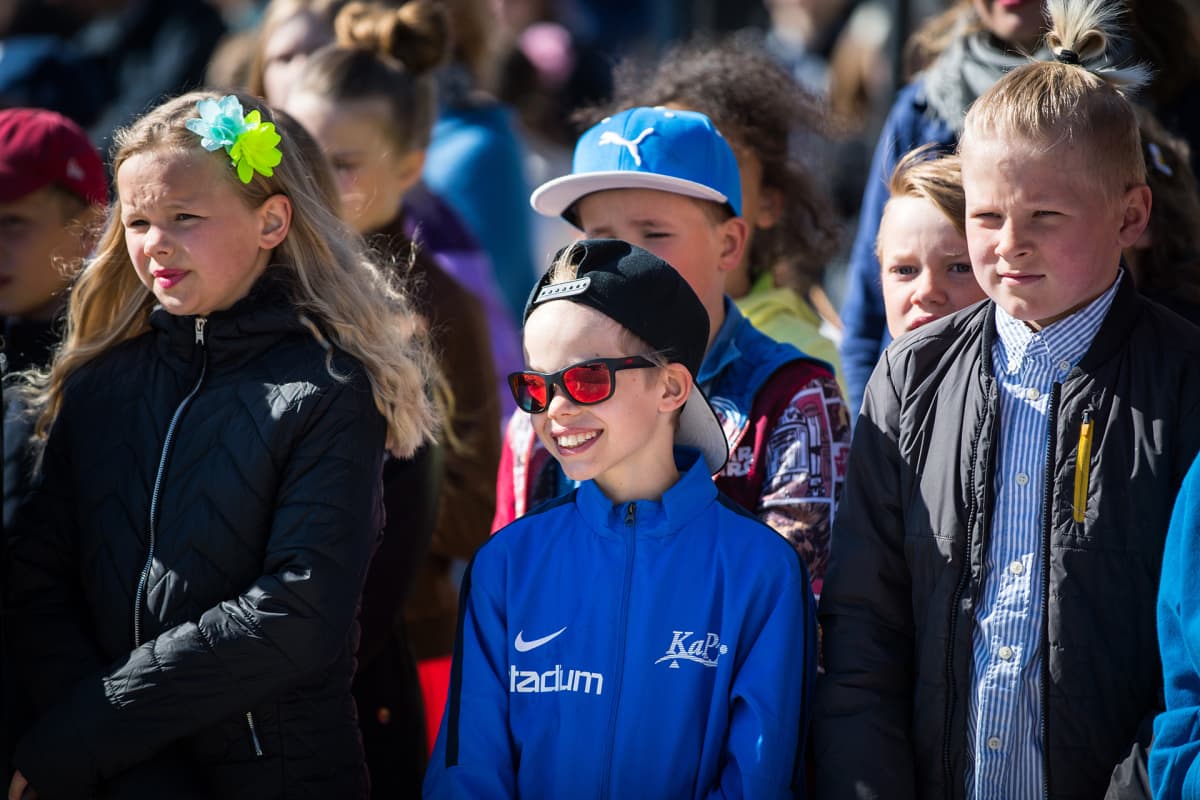 Kevätjuhla Hansakallion koulussa Espoossa