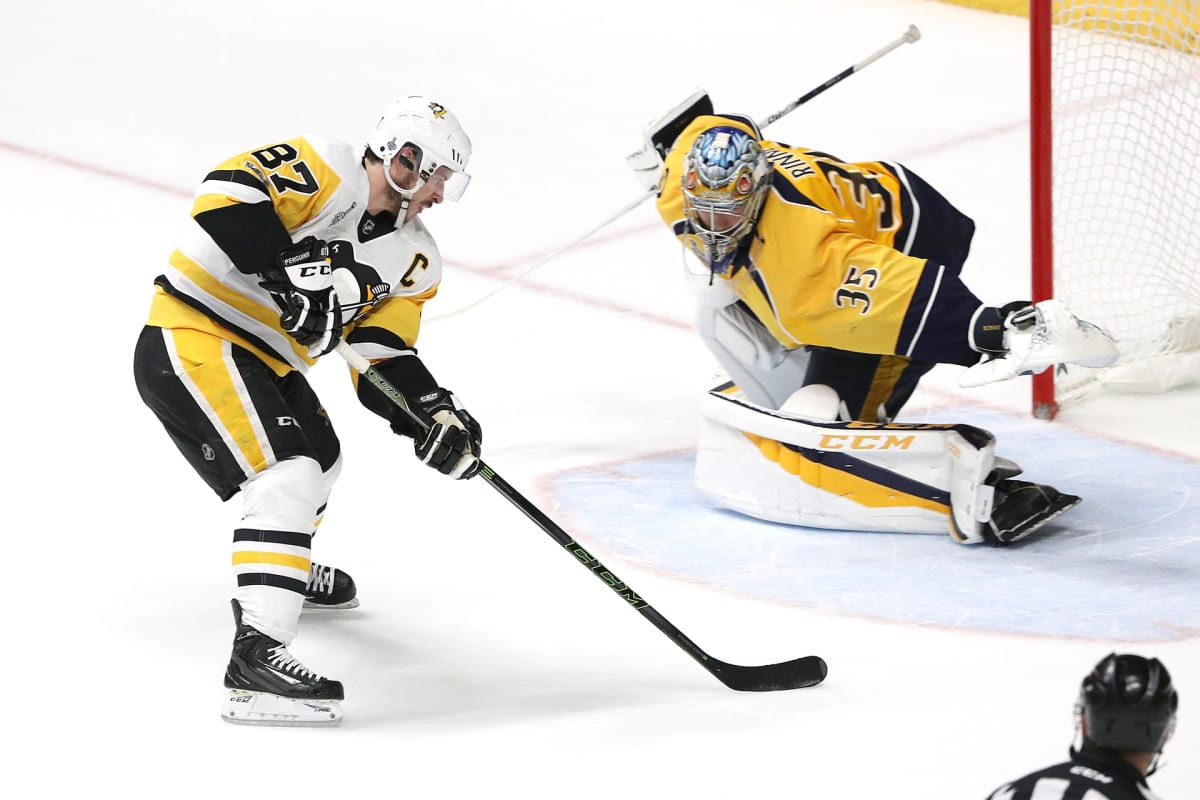 Pekka Rinne torjuu kiekko maalilla nashvillessä.