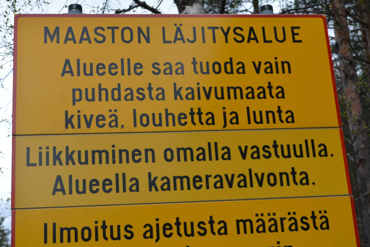 Maaston läjitysalueen kyltti