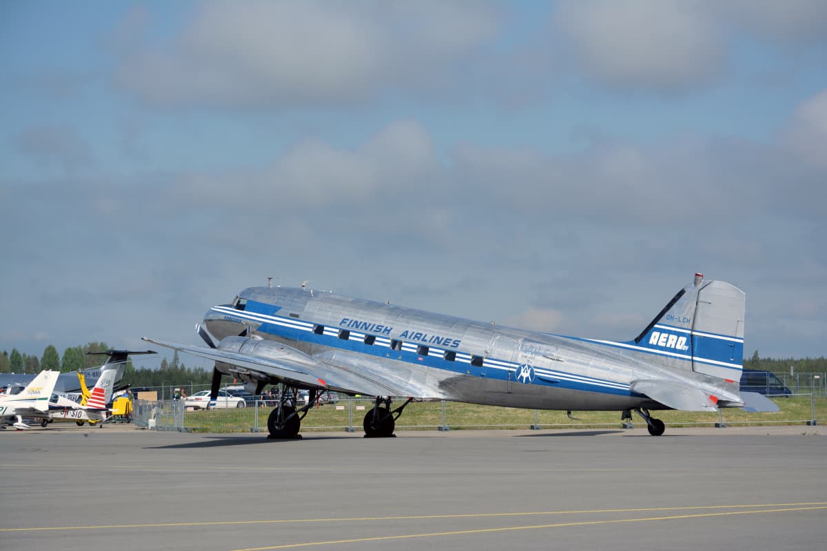 DC-3 -lentokone Seinäjoen lentokentällä.