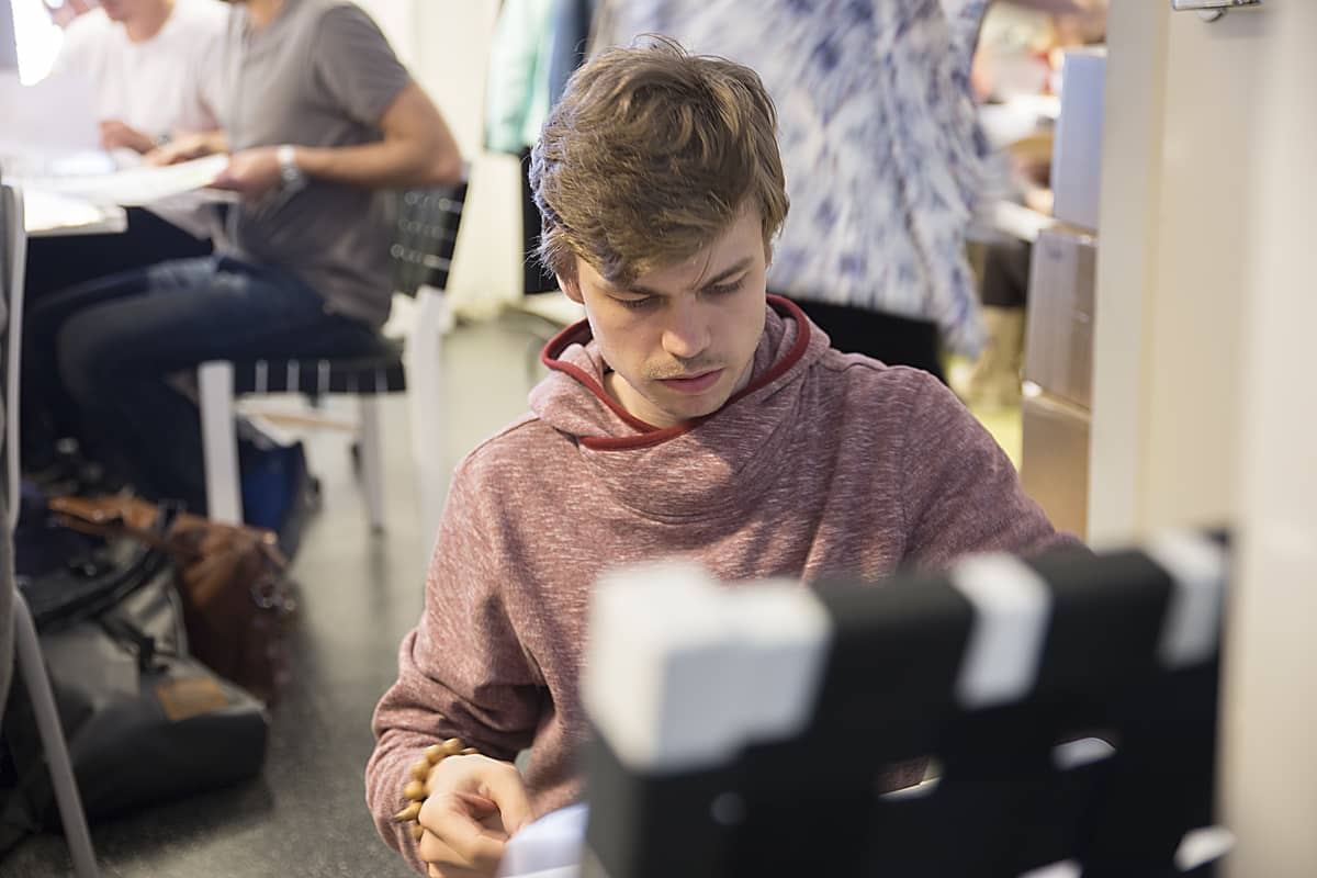 Elias Edström kokoaa materiaalia omaan opaskansioon.