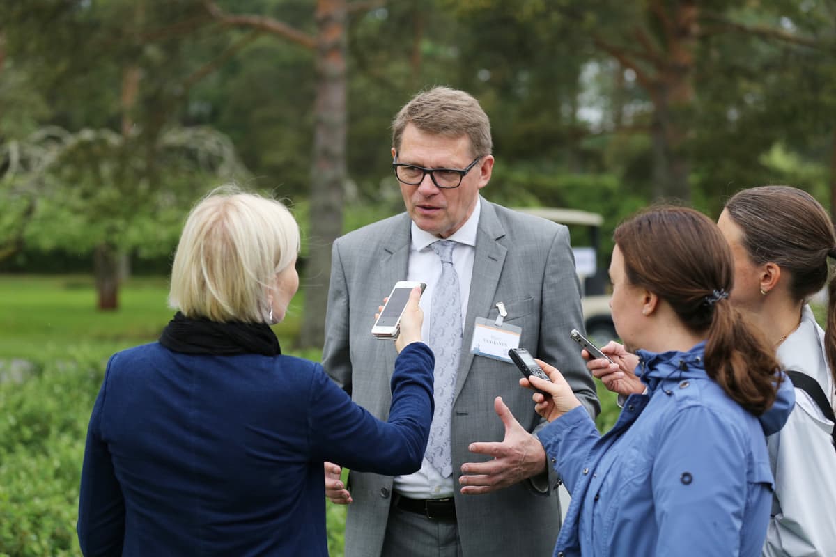 Matti Vanhanen toimittajien haastattelussa Kultarannassa maanantaina.