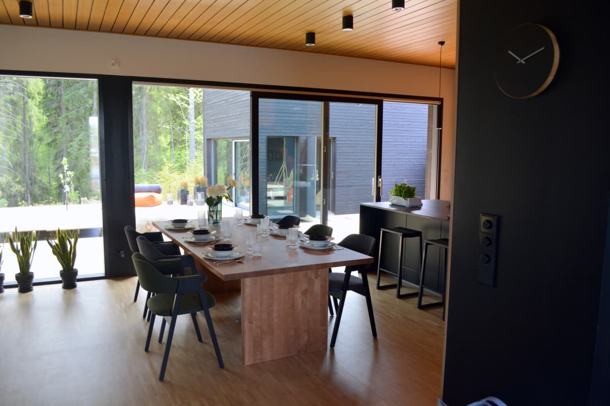 Olohuoneesta avautuu näkymä sisäpihalle ja suojeltuun metsään.