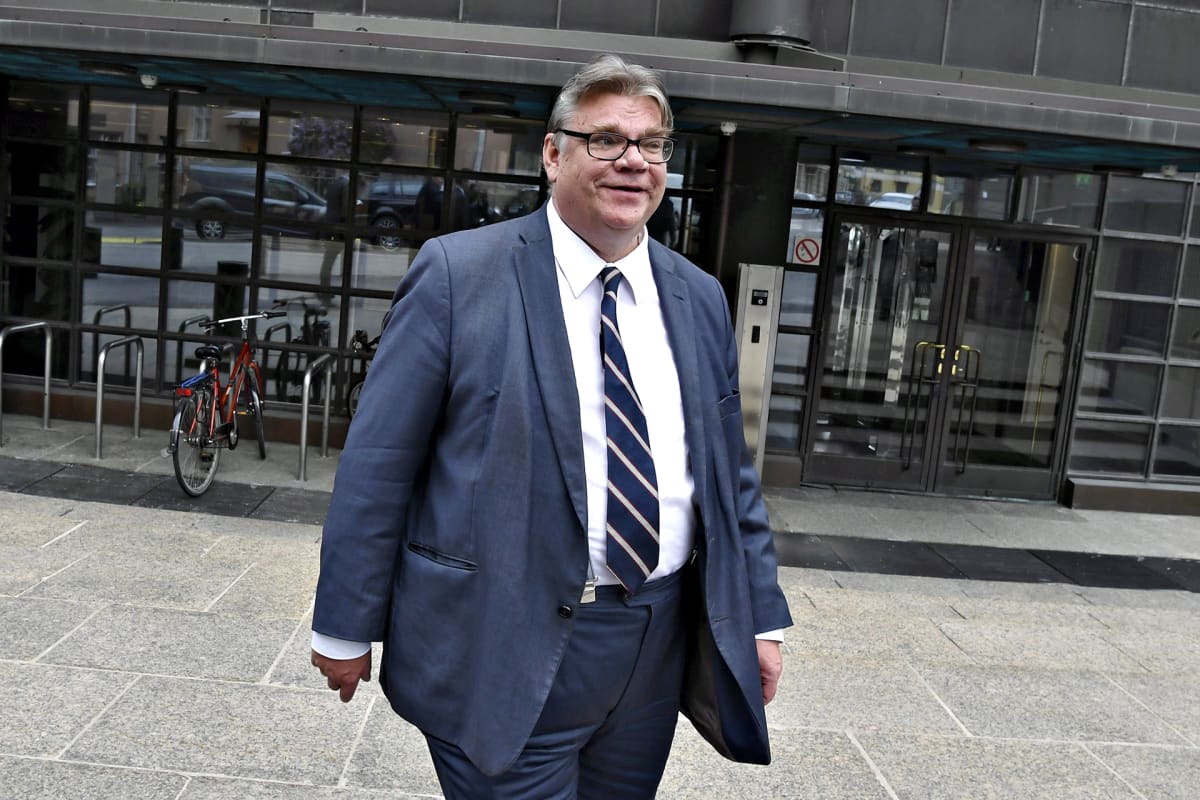 Perussuomalaisten entinen puheenjohtaja Timo Soini hymyilevänä Helsingissä 13. kesäkuuta.