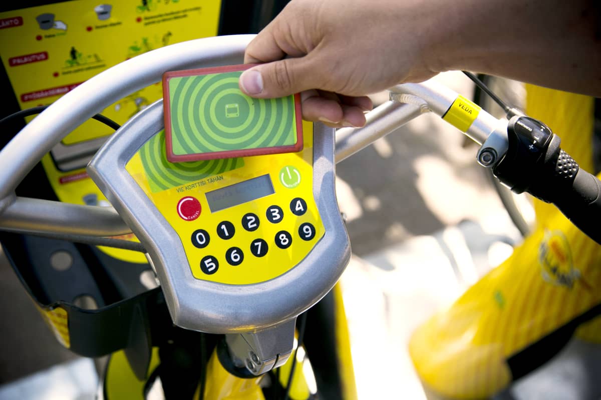 Kaupunkipyörän latauspiste. Ohjeita kaupunkipyörän käyttöön saa osoitteesta hsl.fi/kaupunkipyorat. Samassa osoitteessa voi rekisteröityä sekä tarkastaa, kuinka monta pyörää kullakin asemalla on.