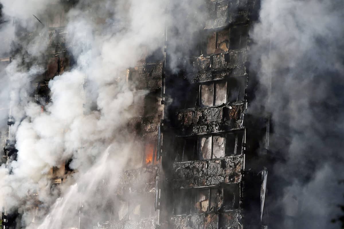 Grenfell Tower palaa Lontoossa.