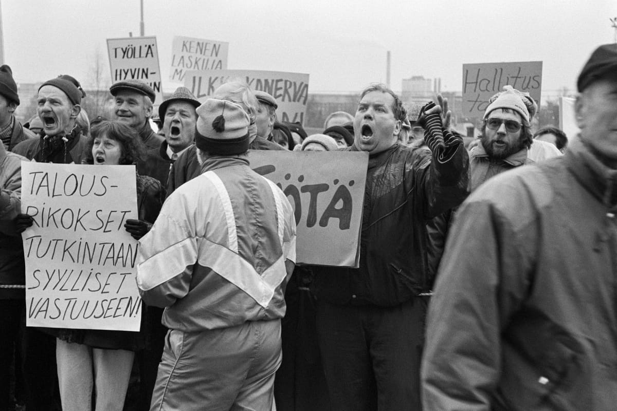 Työttömien Murrostorstai suurmielenosoitus eduskuntatalolla maaliskuussa 1993.