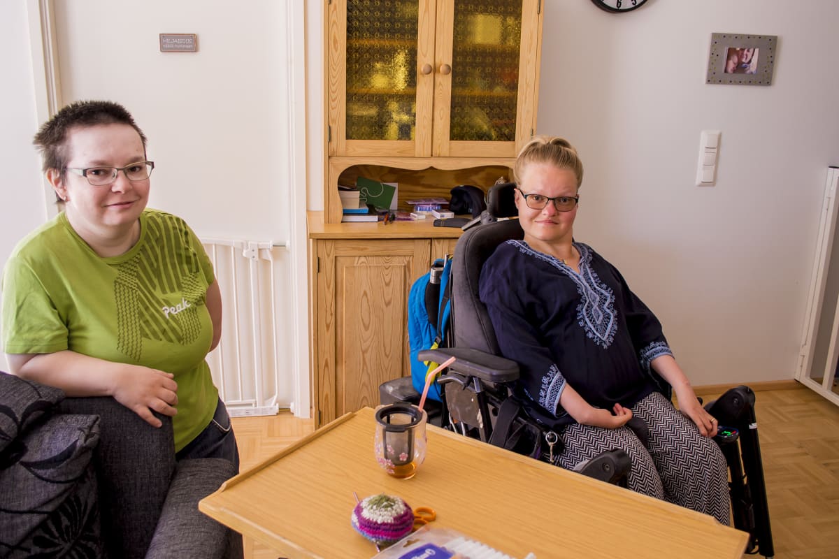 Anni Mannelin ja Maaret Turunen kotonaan