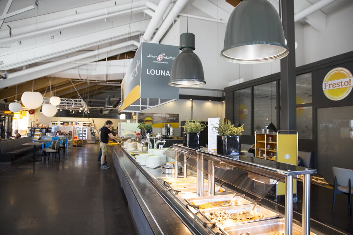 Espoon Nihtisillan entisen ABC-liikennemyymälän lounasbuffet.
