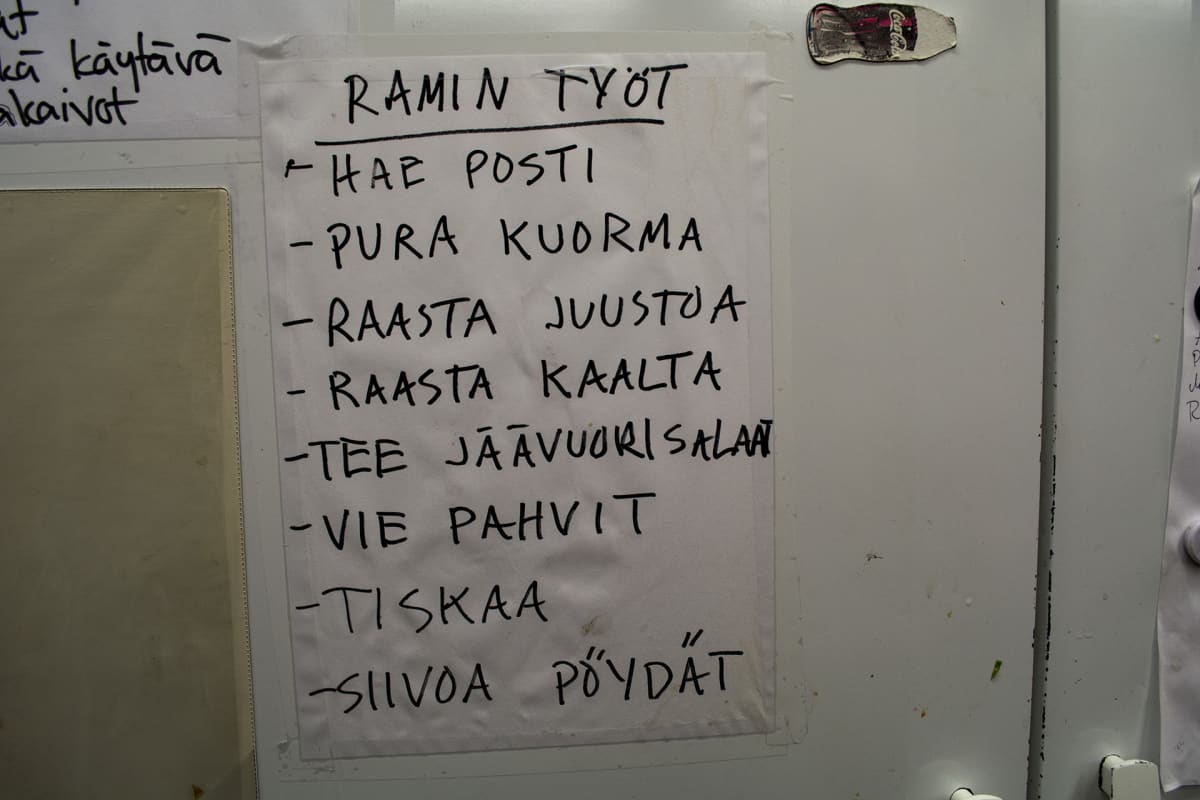 Rami Laurilan työt työtehtävät lapulla jääkaapin ovessa