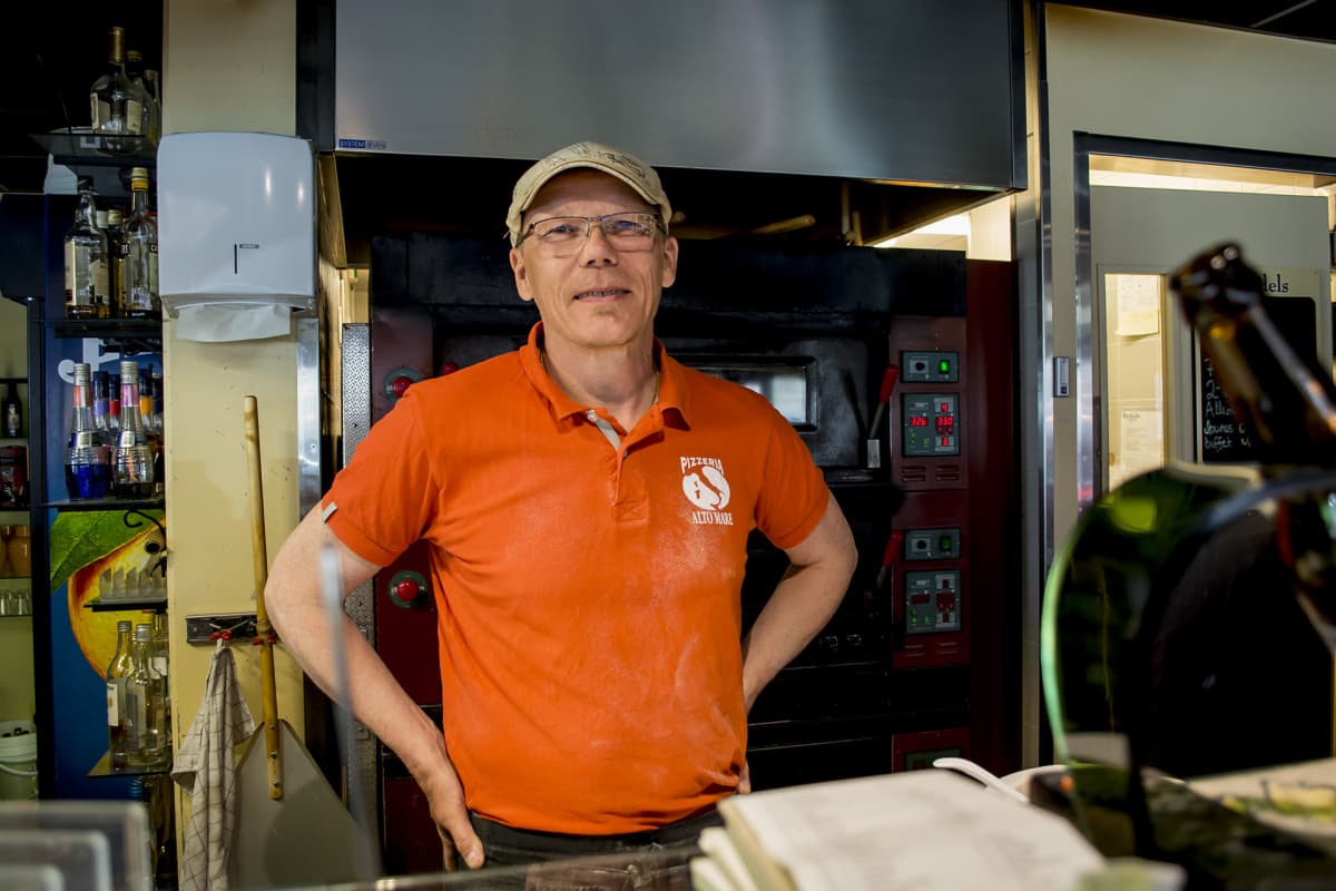 Timo Laukka seisoo pizzeriassaan
