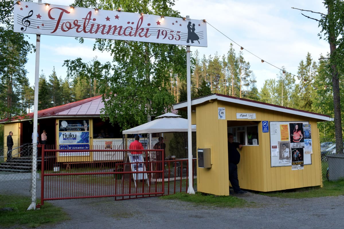 tanssilavan portti ja lippuluukku