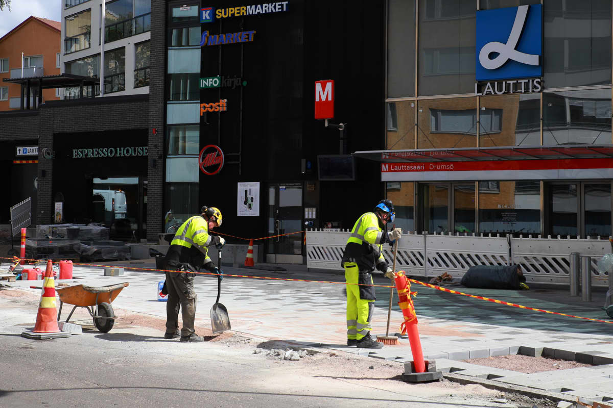 Työmiehiä Lauttasaaressa uudella metroasemalla