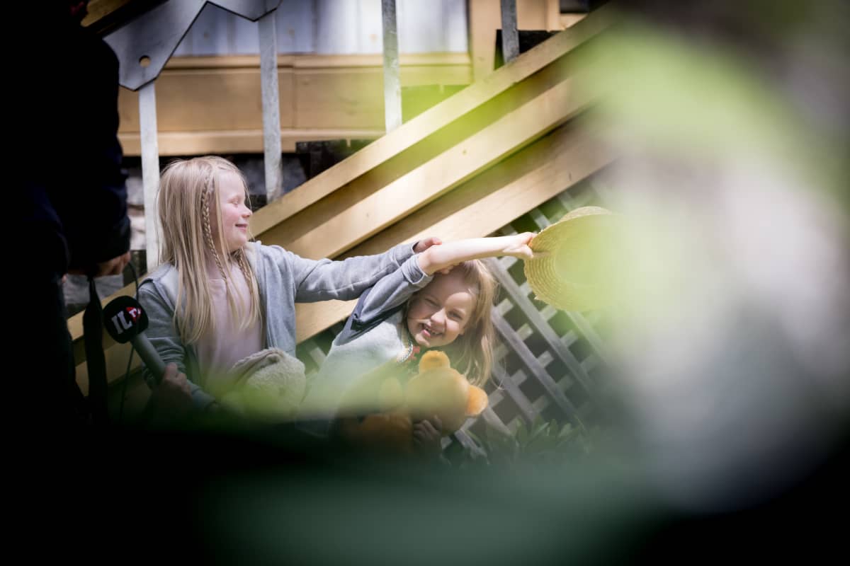 Näyttelijät Emily Shipway ja Ella Kangas