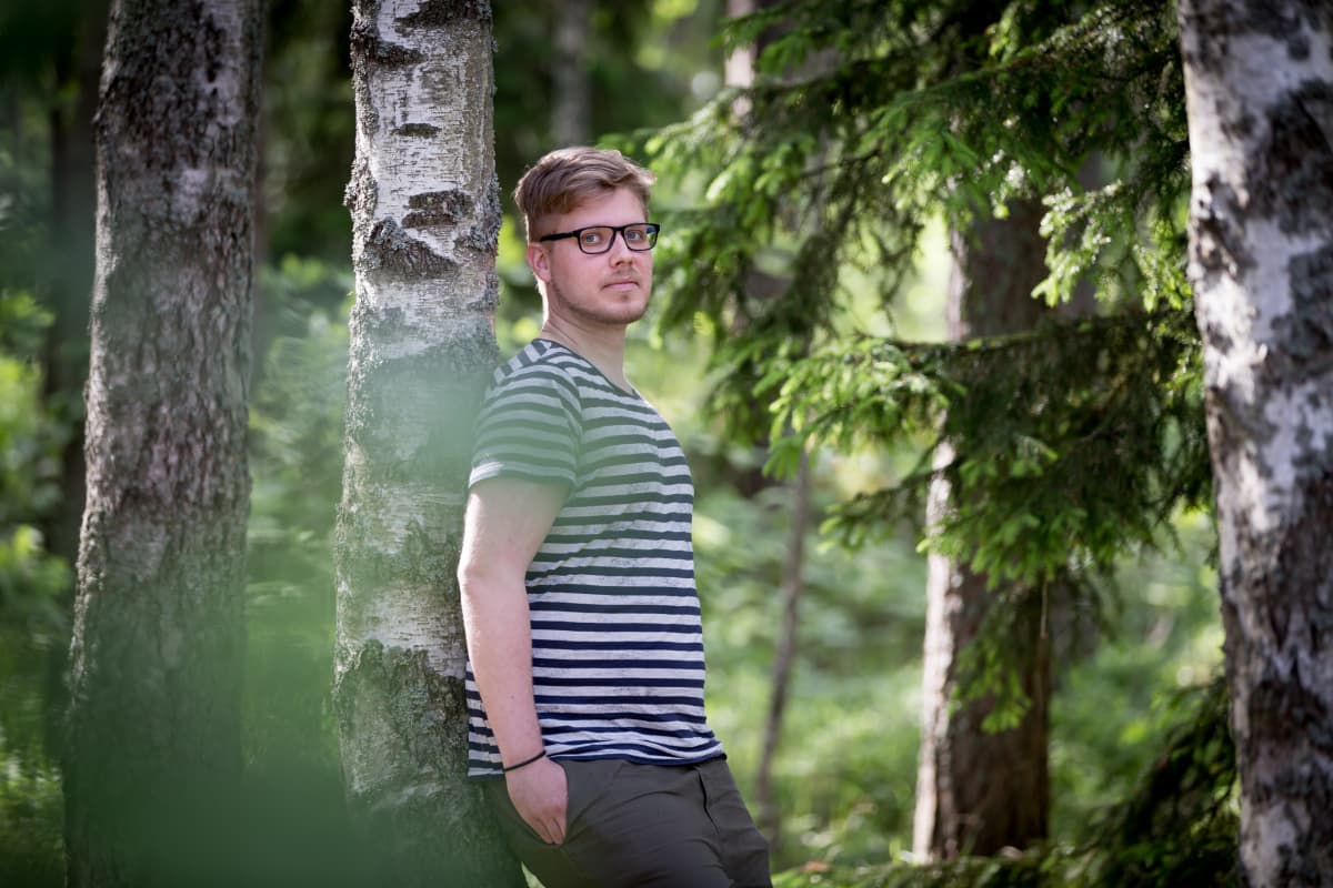 Johan Saarnio metsässä.