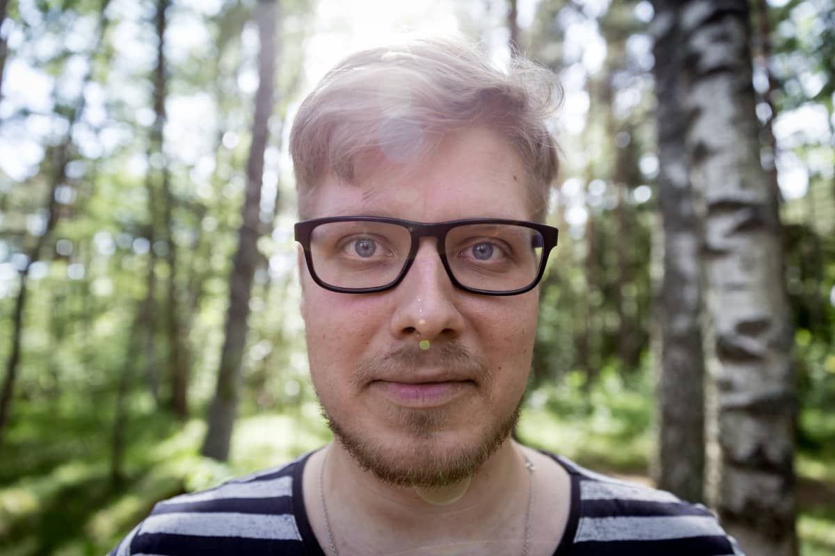 Mies metsässä.