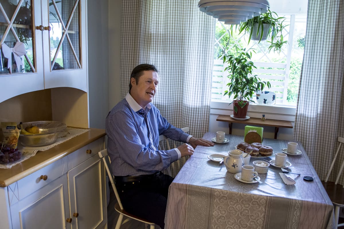 Ilkka Jyrinki istuu kotinsa keittiössä