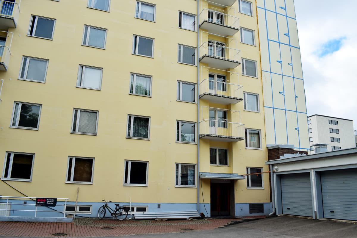 Kerrostalon seinää.