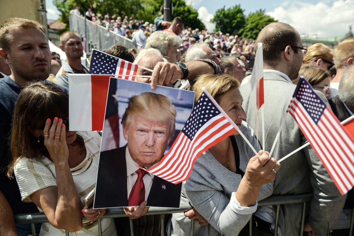 Ihmiset kokoontuvat torstaina Krasinskin aukiolle nähdäkseen presidentti Donald Trumpin.
