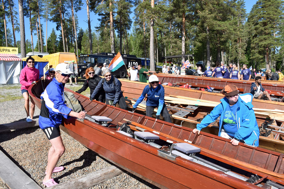 Vapari-venekunta työntämässä kirkkovenettä vesille
