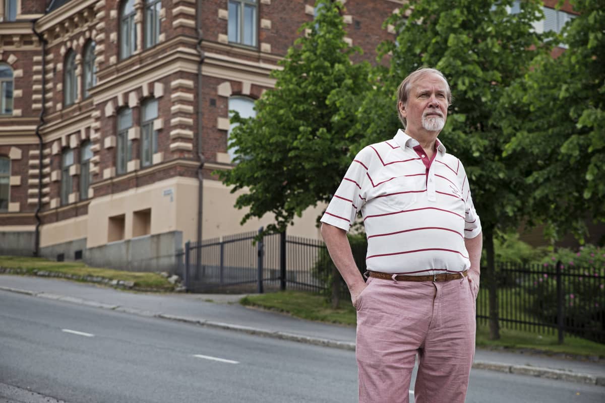Viria Oy:n hallituksen puheenjohtaja Vesa Routamaa taustallaan Anvia-yhtiön entinen konttori.