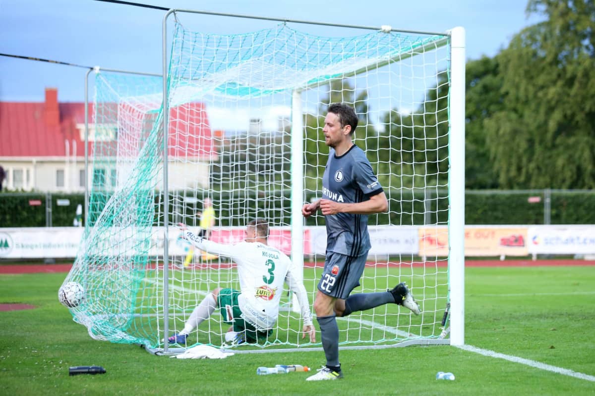Legia Varsovan Kasper Hämäläinen maalinteossa IFK Mariehamnia vastaan.