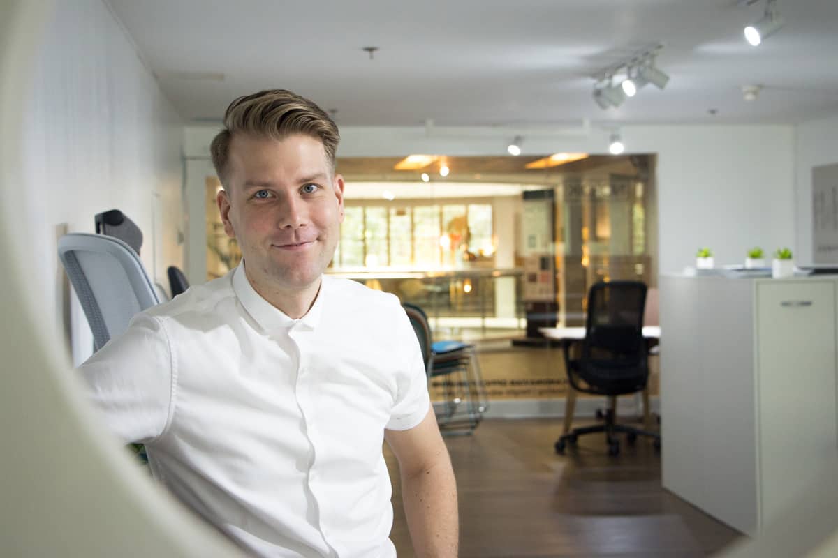 Mies toimistossa. Filippiineillä sairausvakuutukset, koulut ja monet muut palvelut maksetaan omasta pussista. "Siksi täällä täytyy pyrkiä parhaaseen tuloon", Joni Koro sanoo.