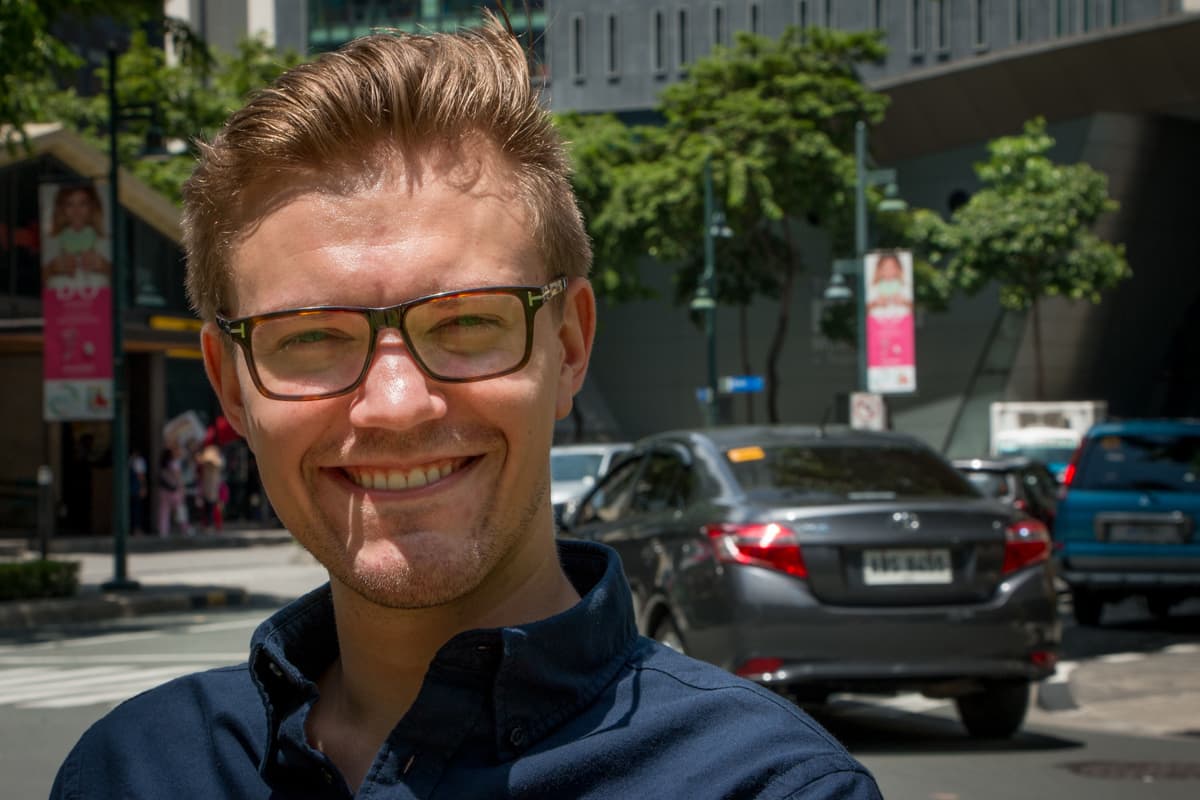 Juho-Erik Kolehmaisella on työkokemusta Suomesta, Filippiineiltä ja Kiinasta. "Turvallisinta on, ettei laita kaikkia omenoita samaan koriin", hän sanoo.