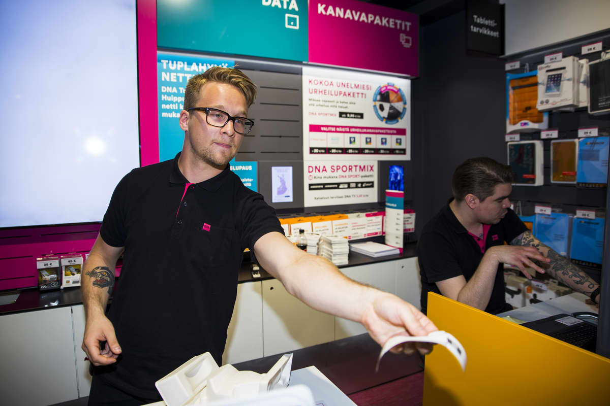 Myymäläpäällikkö Topi Luukkola DNA-kauppa Kamppi Helsinki