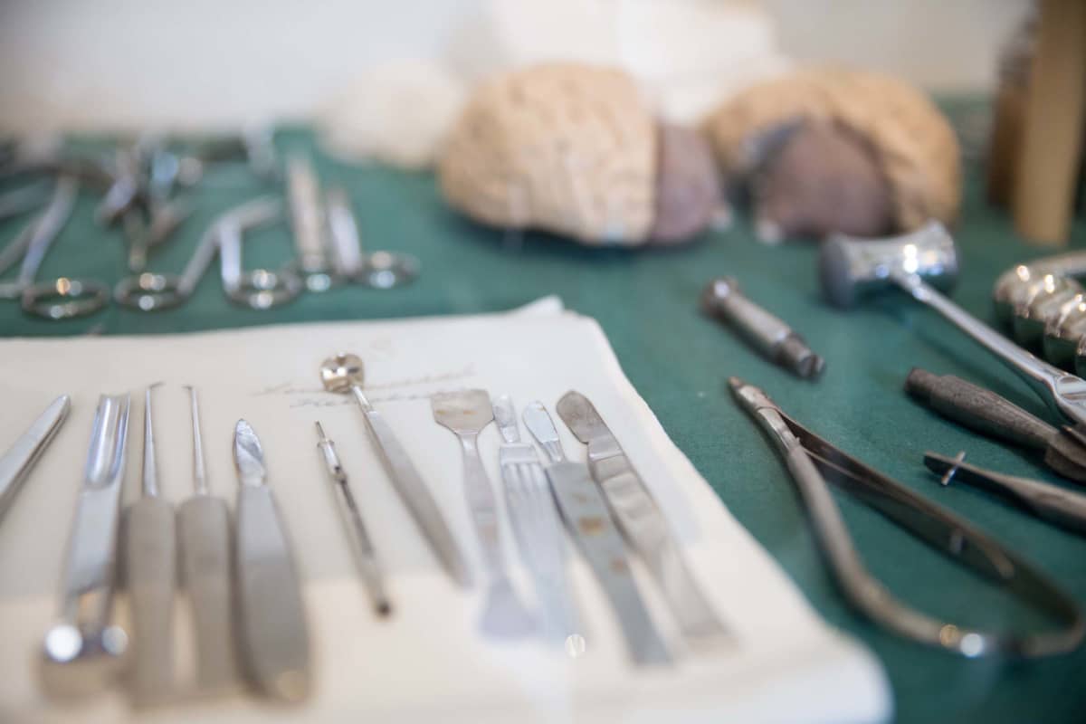 Kellokosken psykiatrisen sairaalan sairaalamuseossa esillä olevia historiallisia hoitovälineitä