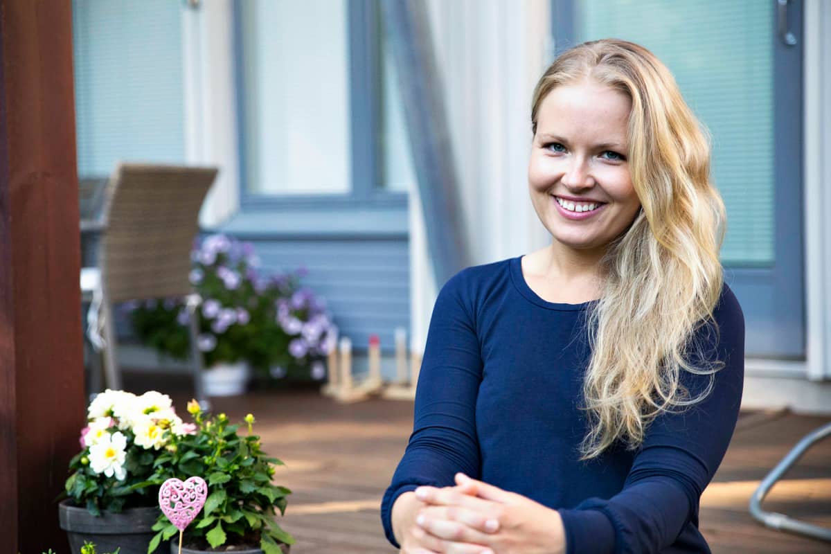 Marin istuu ulkona terassilla.