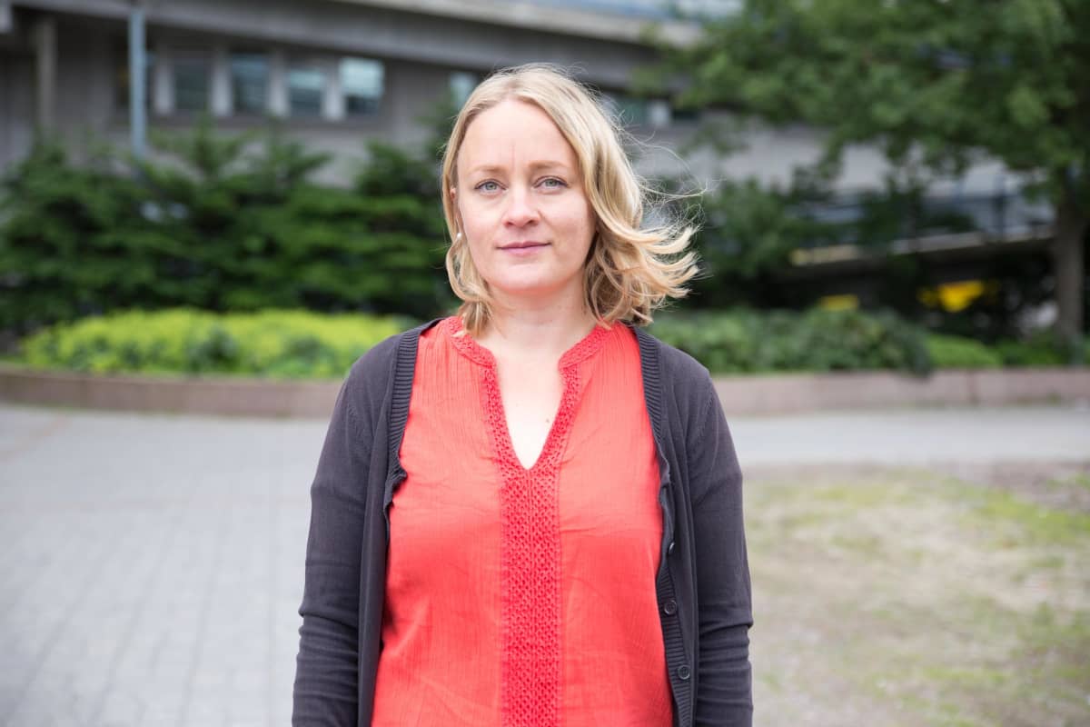 Espoon kaupungin ympäristötarkastaja Hanna-Mari Torniainen seisoo virastotalon edessä.
