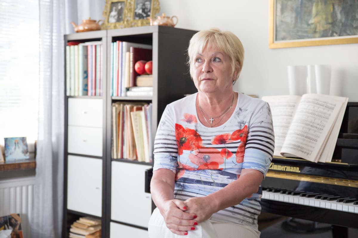 Marja Vuorilehto istuu pianon edessä kodissaan.