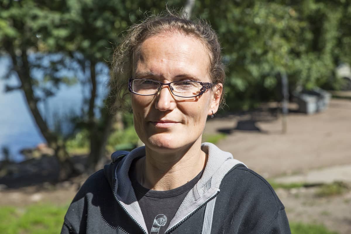 Eläintenkouluttaja, AT, Miira Hellsten seisoo kuvassa Rajasaaren koirapuistossa Helsingissä aurinkoisena kesäpäivänä.
