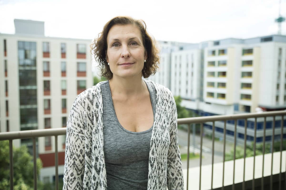 Mari Flink seisoo parvekkeella